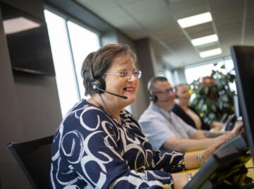 alt="Lemon Contact Centre operator Lynda"