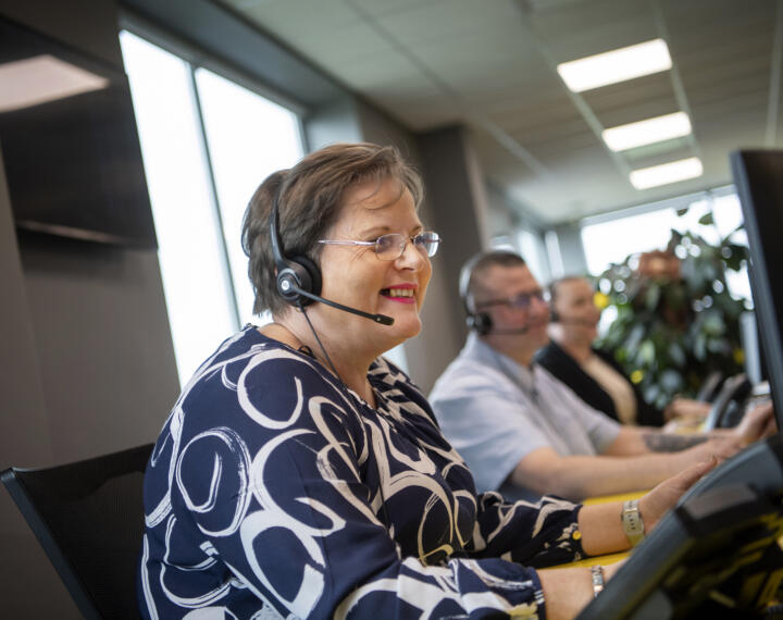 alt="Lemon Contact Centre operator Lynda"