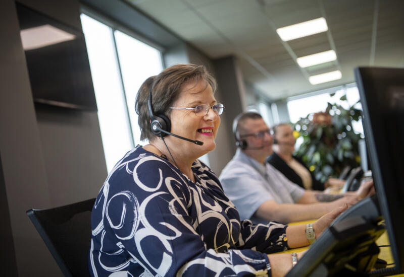 alt="Lemon Contact Centre operator Lynda"