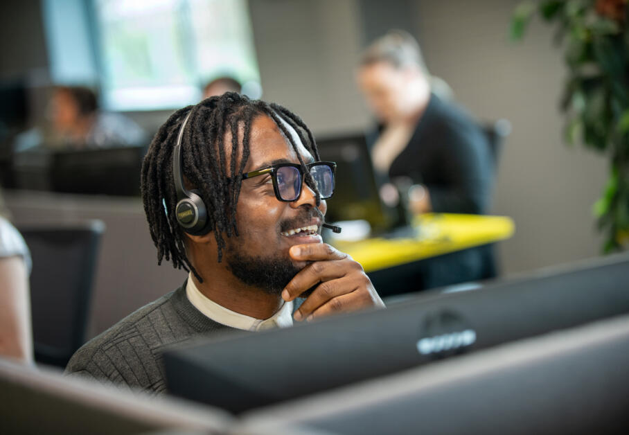 alt=Lemon Contact Centre operator wearing headset"